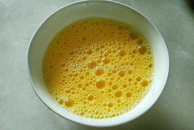 鸡蛋打入碗里，搅拌成鸡蛋液备用