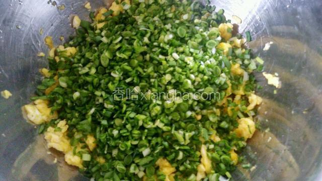 把煎熟的鸡蛋和韭菜放入盆里