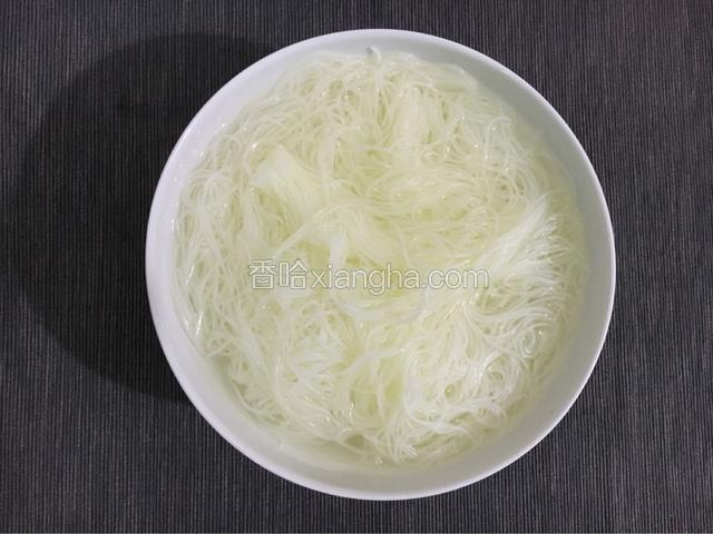 把米粉用刚烧开的开水泡十分钟，十分钟后捞起倒掉热水，再用冷水泡15分钟，就会充满嚼劲