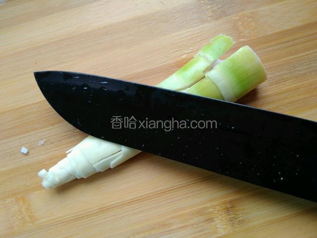 切去老根，用刀背拍松后切成段。半老的根部可切厚片做汤，不要留着以免影响油焖春笋的口感。