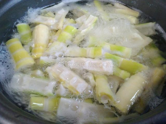 大火煮开后转小火煮约20分钟。竹笋中含有草酸，高温可分解春笋中大部分难溶性草酸，以防止结石和过敏性疾病复发。又能去除春笋的苦涩味，保证了炒食后味道更鲜美。