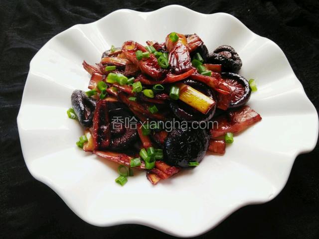 上桌前，撒上葱花点缀。