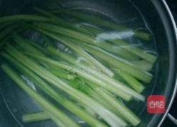 凉拌芹菜的做法图解2