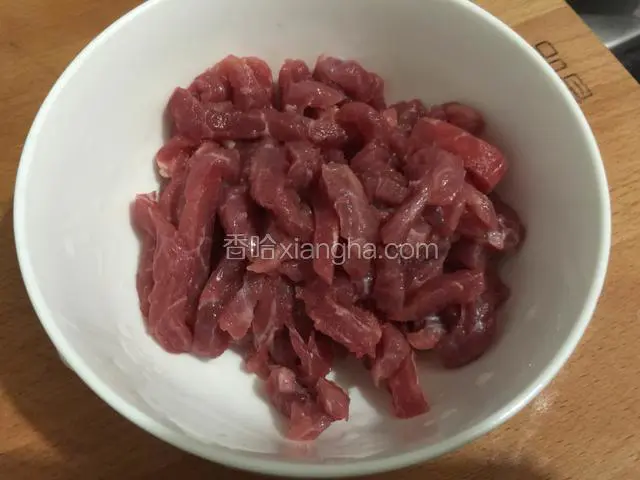 牛肉洗干净逆纹路切丝。