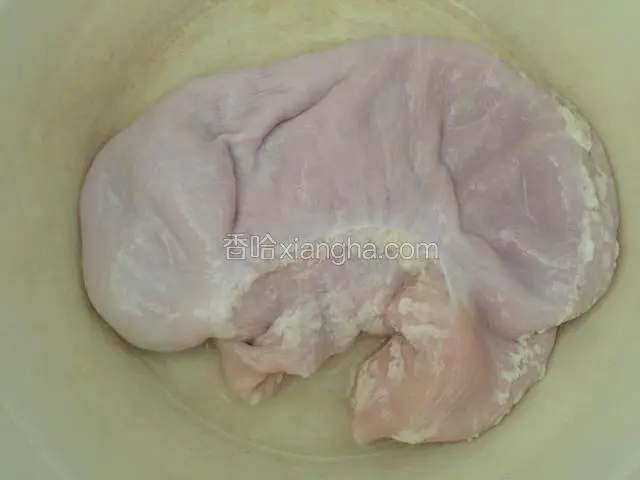 先把猪肚外面清洗干净。