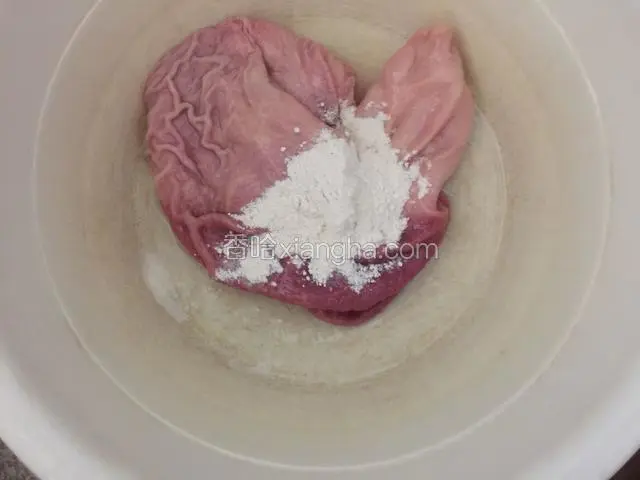 再把里面翻出来，加入适量的面粉用手抓一两分钟，洗干净再重复一次。