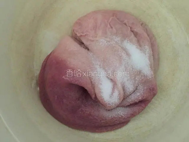 用面粉洗抓两次后，用同样的方法再用盐抓洗三次。