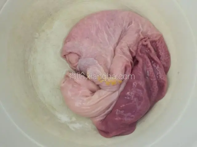 经过两次面粉，三次盐的抓洗，猪肚已经干净没味了。