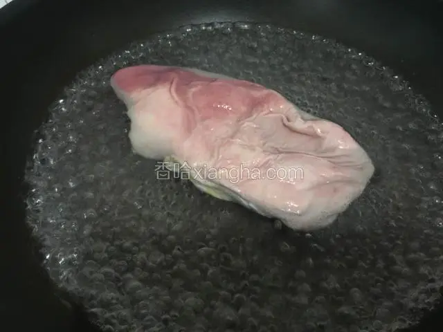 放入猪肚焯下水。