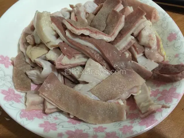 再把焯好水的猪肚捞出切成条。