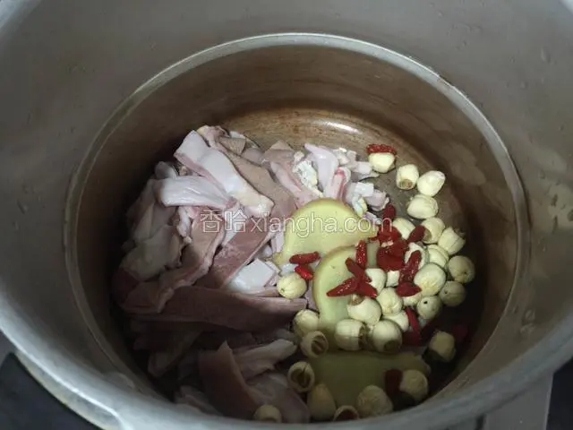 把猪肚，姜片，莲子和枸杞放入高压锅里。（莲子和枸杞要清洗干净哦）