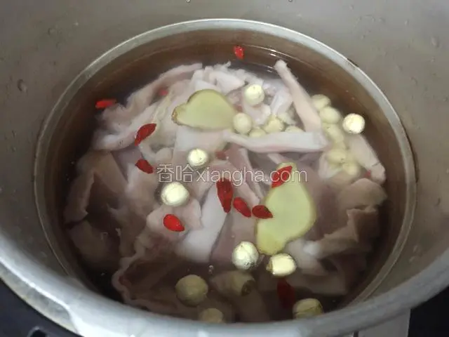 加入适量的清水和料酒。
