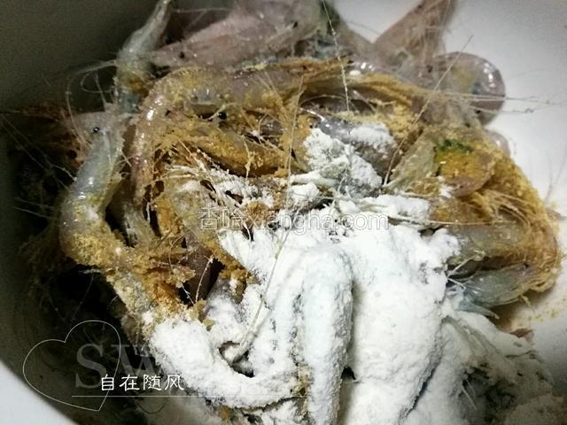 加入少许盐 姜粉 适量干面粉 拌匀 