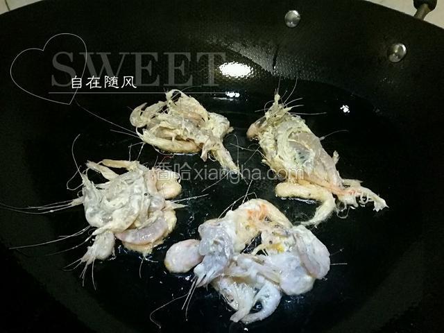 锅中油热 用筷子夹去锅中煎炸 逐一翻面 双面焦黄即好