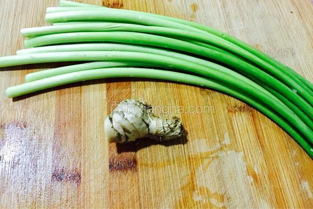 蒜苔和姜洗干净