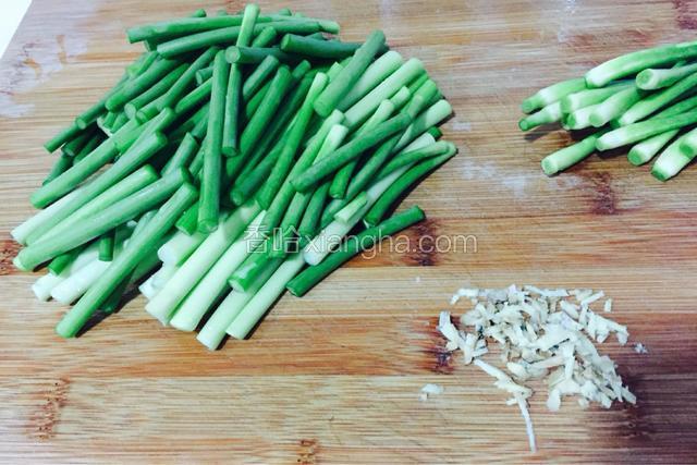 姜切成小丁，蒜苔去尾切段