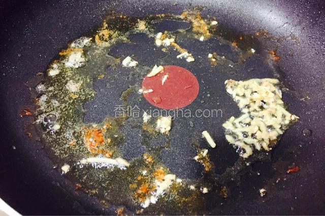 热锅下油爆香姜末