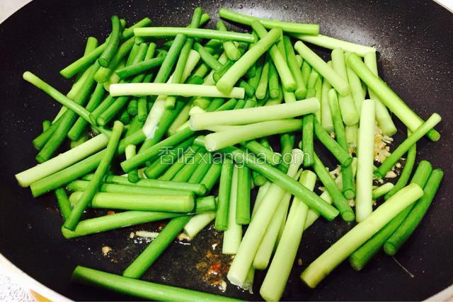 放入蒜苔一同煸炒