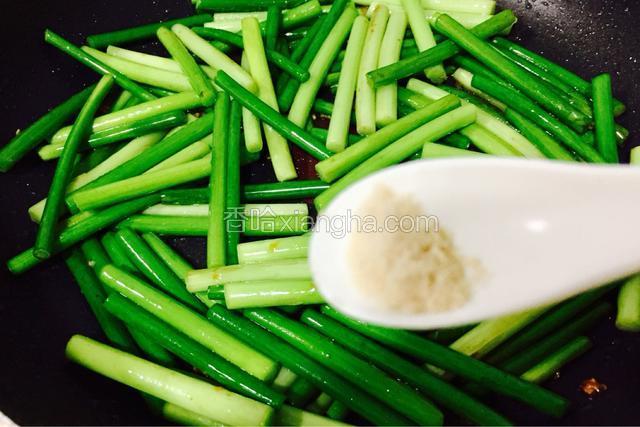 待菜炒制快熟时加入鸡粉调味炒匀即可