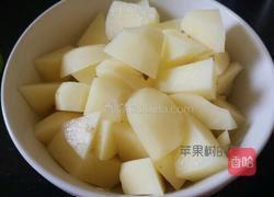 土豆炖鸡块的做法图解2