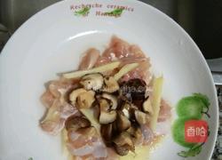 香菇鸡肉盖浇米线的做法图解4