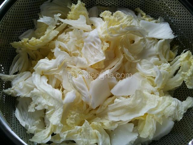 将大白菜用手撕成小块，清洗干净控去水分备用。
