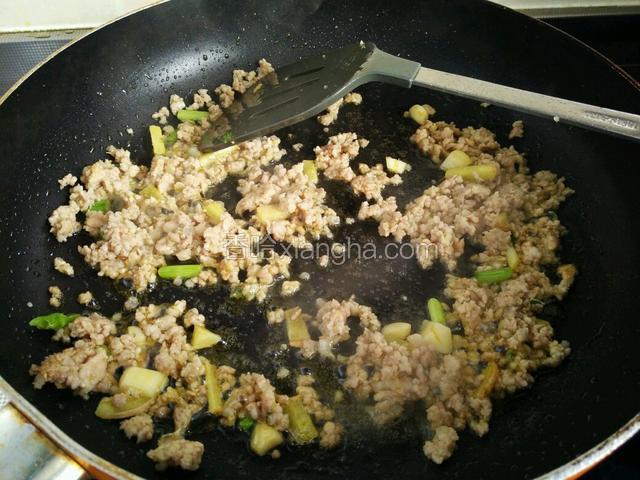 放入肉泥炒开。