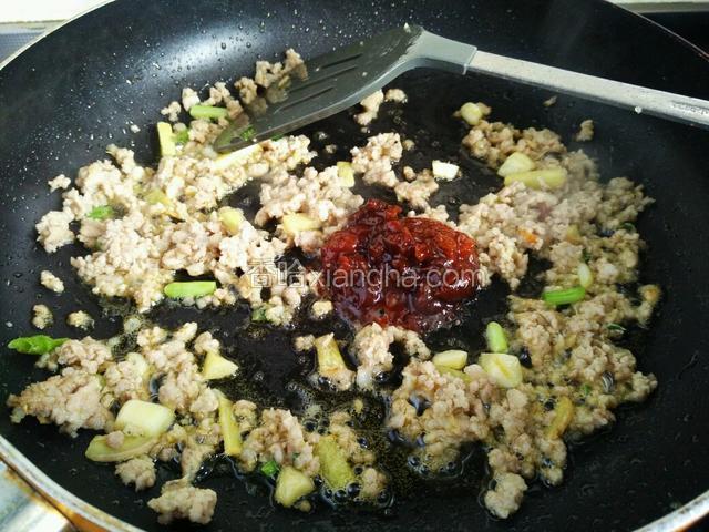 肉泥发白断生后加入一大勺黄豆酱。