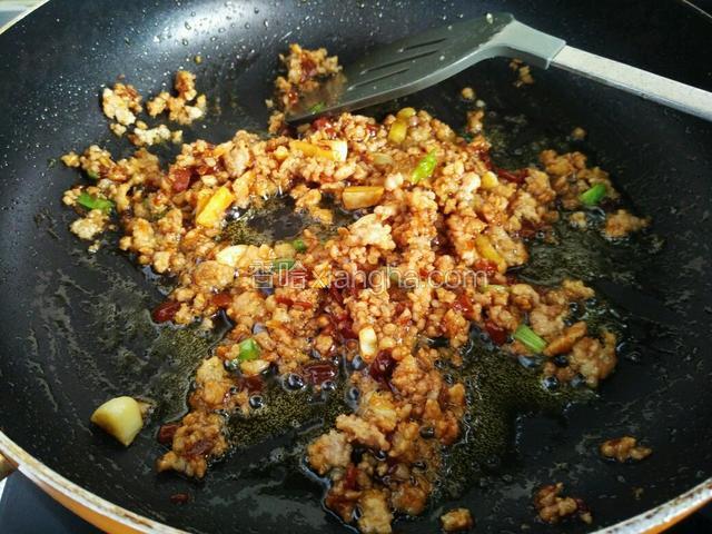 将黄豆酱和肉泥混炒均匀。