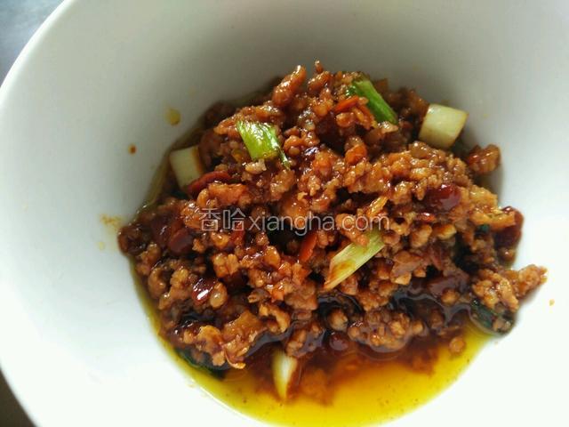 当汁水(加入的料酒和生抽)差不多收干时，将肉泥盛出来。