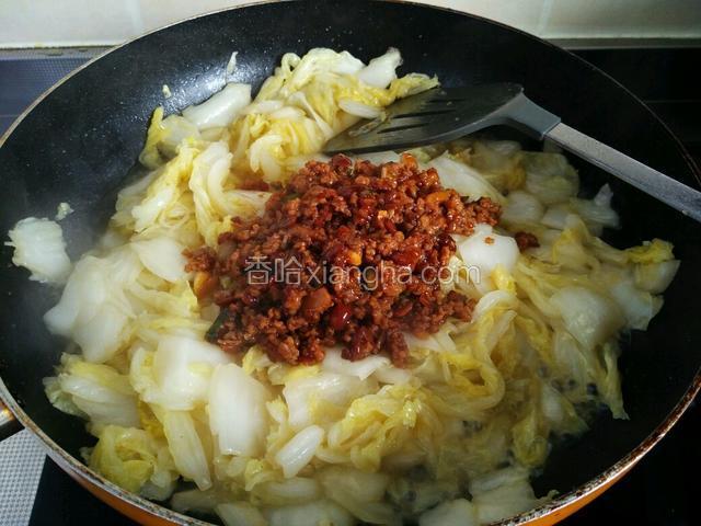 当大白菜熟的时候，就可以倒入炒好肉泥。