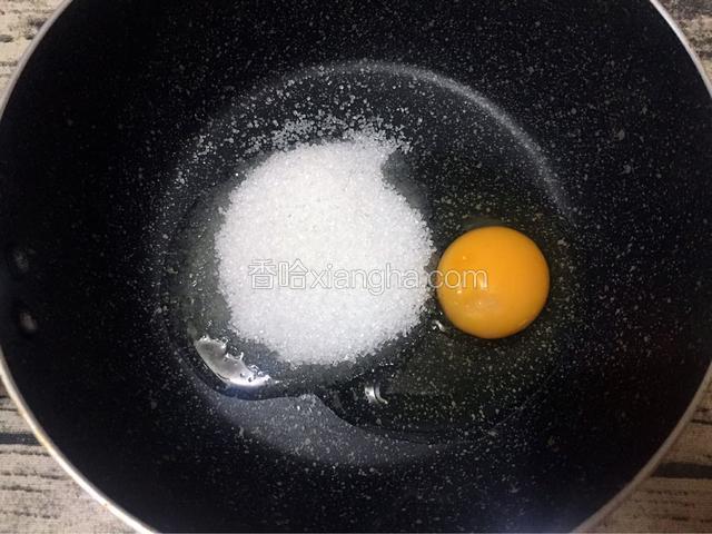 鸡蛋打入锅中，加入白糖