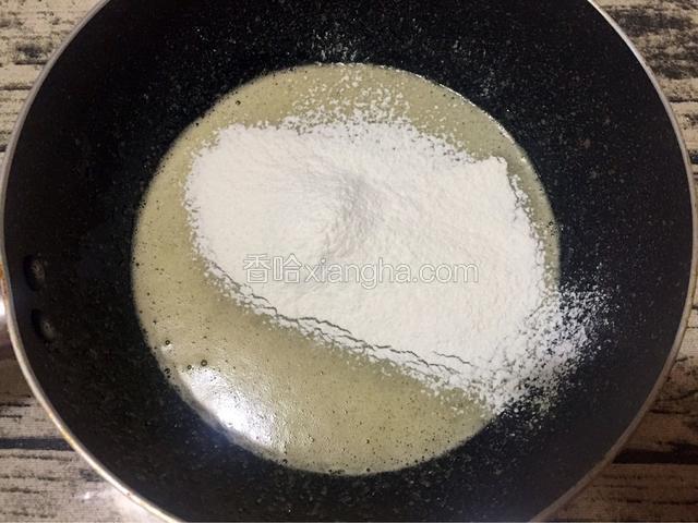 筛入低筋面粉，搅拌均匀