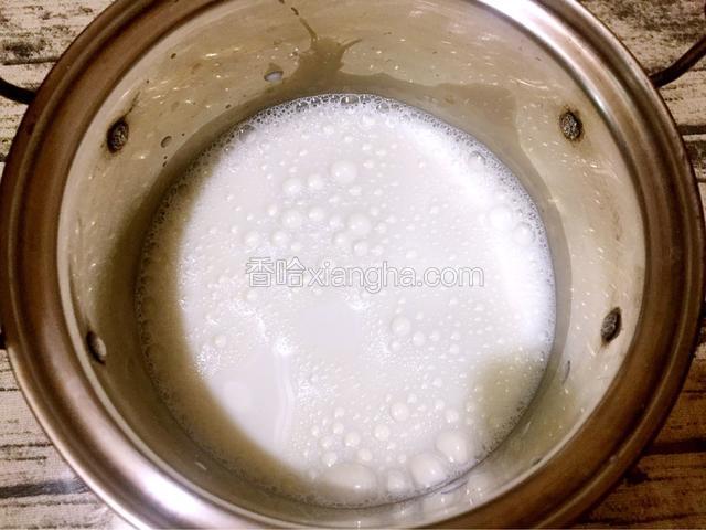 牛奶倒入另一个锅中，小火煮至温热