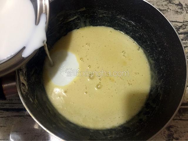 把煮好的牛奶慢慢倒入鸡蛋糊中，边倒入边搅拌均匀