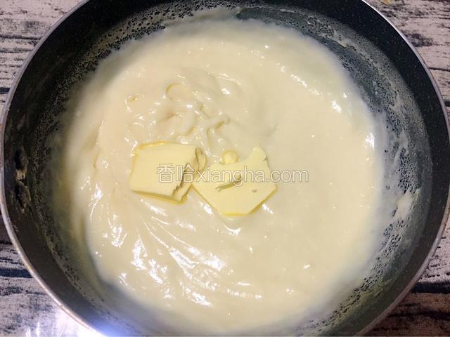 趁热加入黄油搅拌成黄油融化即可