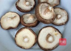 香菇炖鸡的做法图解1