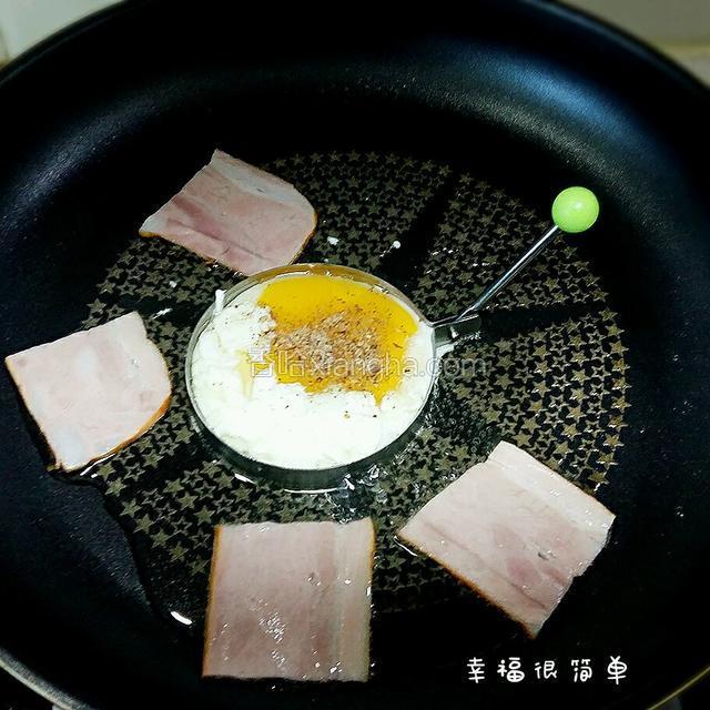 不粘平底锅，倒入适量的清油，先将鸡蛋和培根放入锅中煎熟。鸡蛋上撒上适量的椒盐粉。
