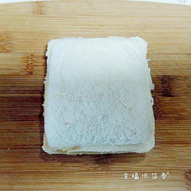 去掉边角料，一个漂亮的口袋土司就做好了。这时候你也可以双手抓起大口的咬，这样也是好过瘾的哟。