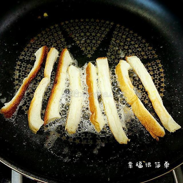 剩下的四框边角料把它剪开，放入之前煎蛋的锅中煎一下。