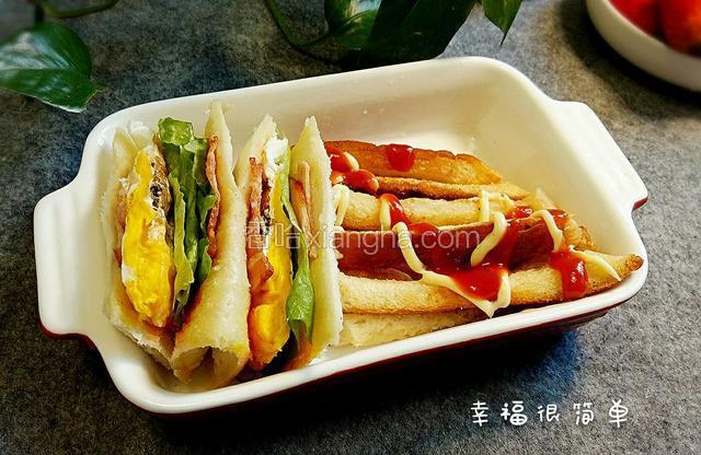 口袋吐司切开美美哒，边角料煎得脆脆哒，再挤上适量的番茄酱，和沙拉酱，美美的吐司两吃，配上牛奶，豆浆都可以，开动吧！