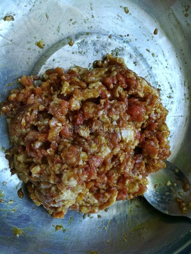 将猪肉剁馅，加入，盐，胡油，酱油，蚝油，十三香花椒粉腌制半小时。