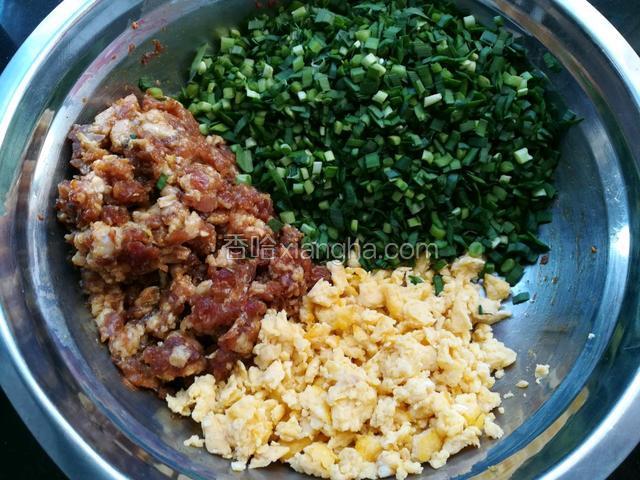 将鸡蛋炒好切碎，韭菜切碎（韭菜加入胡油调拌）