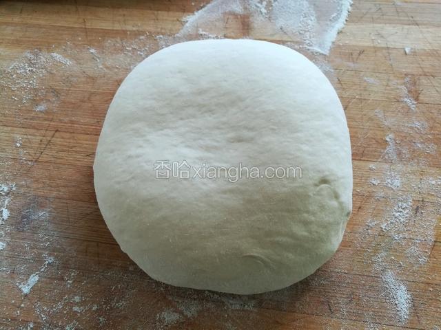 加入240克清水，和至面团待发酵。