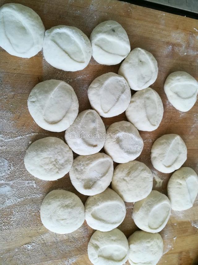 发酵好的面团切成剂子。