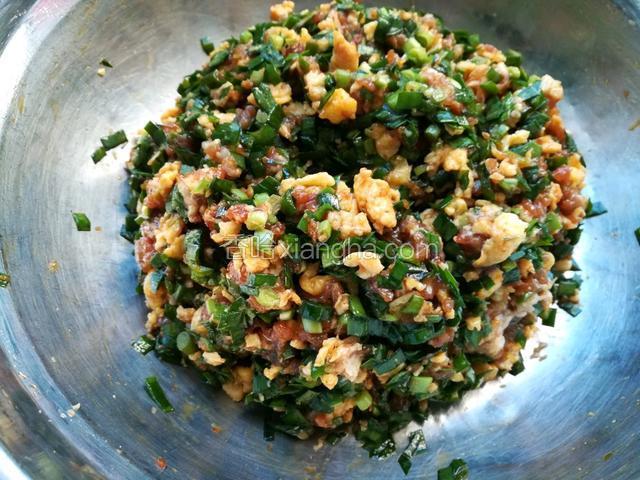 将猪肉，鸡蛋，韭菜拌匀，再加入玉米油