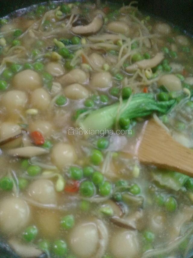 将圆圆粿倒入煮熟，添加适量生抽
放辣椒，青菜，豆芽，煮一会儿
添加适量盐和鸡精调味
最后放葱花