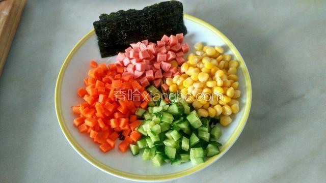 胡罗卜，黄瓜，火腿肠切丁，海苔备用