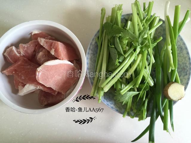 猪肉切块（肥瘦比例2:8），香芹洗净切段。