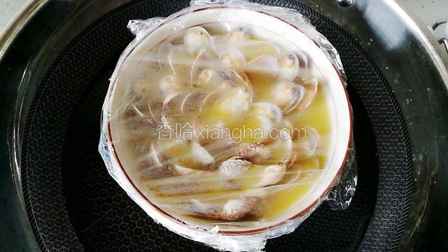盖上保鲜膜，上锅蒸十分钟。